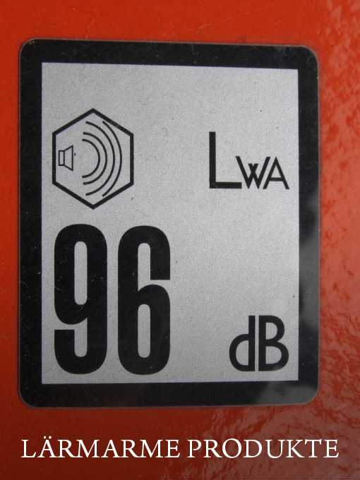 Kennzeichnungslabel auf einem Gerät mit Schalleistung LWA gleich 96 Dezibel