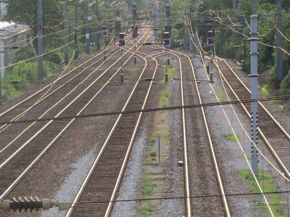 Schienennetz mit 5 parallelen Gleisen, die in größerer Entfernung zusammenlaufen