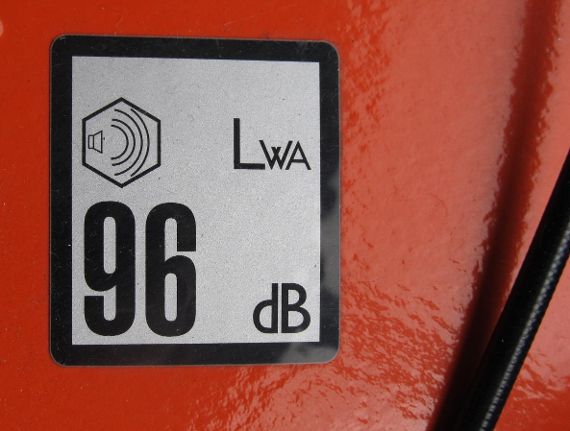 Kennzeichnung des Schallleistungspegels auf einem Gerät. LWA 96 Dezibel